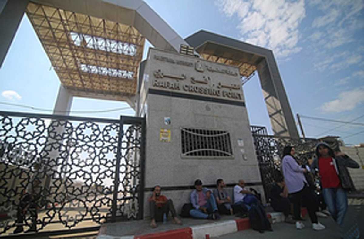 रफा के पार गाजा को सहायता बढ़ाए जाने पर विदेशी नागरिक, घायल फिलिस्तीनी मिस्र पहुंचे